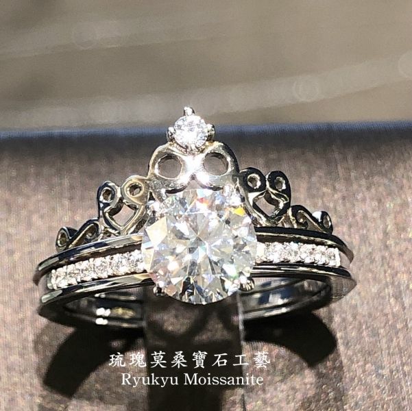 皇冠雙套戒1克拉 美國莫桑石,莫桑鑽,女戒,鑽戒,鑽石,求婚,時尚,百搭,情人節,聖誕節,訂婚,情侶戒,禮物,紀念,週年,耳釘,耳掛,耳線,手鍊,母親節,父親節,尾戒,天然珍珠,黃鑽,藍鑽
