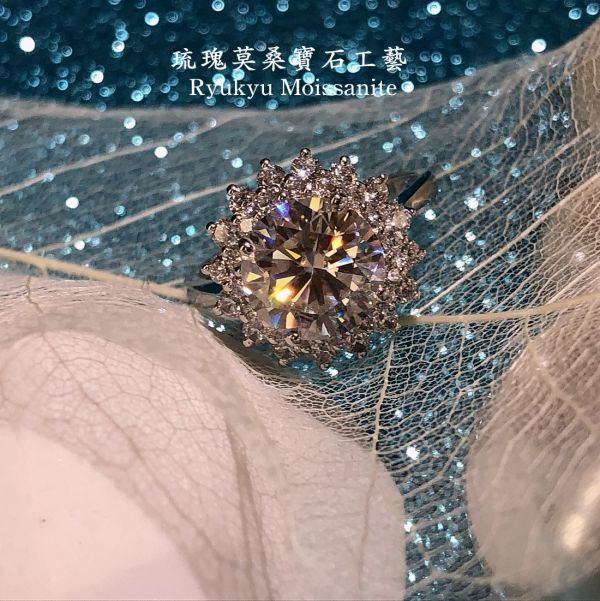 太陽花3克拉 美國莫桑石,莫桑鑽,女戒,鑽戒,鑽石,求婚,時尚,百搭,情人節,聖誕節,訂婚,情侶戒,禮物,紀念,週年,耳釘,耳掛,耳線,手鍊,母親節,父親節,尾戒,天然珍珠,黃鑽,藍鑽
