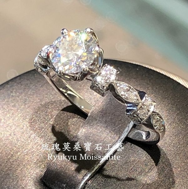 立體多拼1克拉 美國莫桑石,莫桑鑽,女戒,鑽戒,鑽石,求婚,時尚,百搭,情人節,聖誕節,訂婚,情侶戒,禮物,紀念,週年,耳釘,耳掛,耳線,手鍊,母親節,父親節,尾戒,天然珍珠,黃鑽,藍鑽