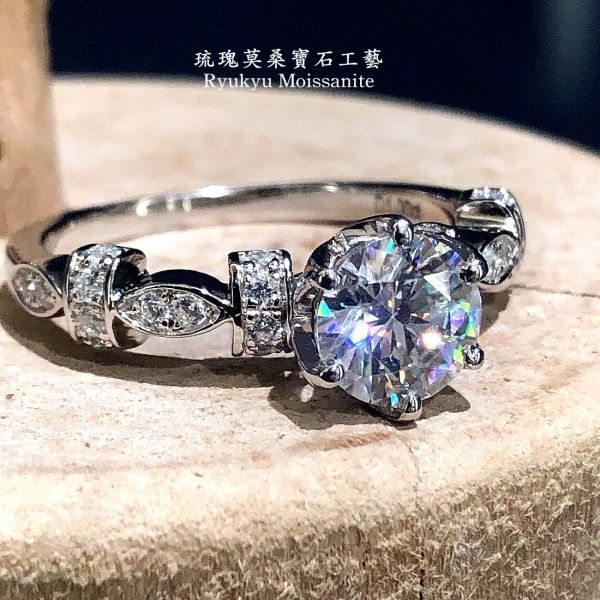 立體多拼1克拉 美國莫桑石,莫桑鑽,女戒,鑽戒,鑽石,求婚,時尚,百搭,情人節,聖誕節,訂婚,情侶戒,禮物,紀念,週年,耳釘,耳掛,耳線,手鍊,母親節,父親節,尾戒,天然珍珠,黃鑽,藍鑽