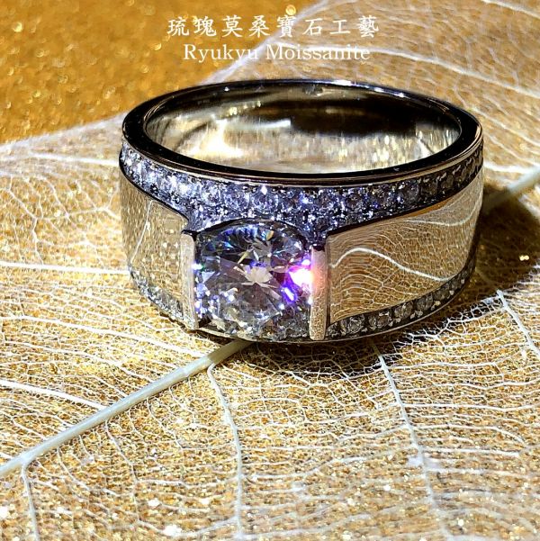 1.5克拉鏡面圓寬版男戒 美國莫桑石,莫桑鑽,女戒,鑽戒,鑽石,求婚,時尚,百搭,情人節,聖誕節,訂婚,情侶戒,禮物,紀念,週年,耳釘,耳掛,耳線,手鍊,母親節,父親節,尾戒,天然珍珠,黃鑽,藍鑽,客製珠寶,結婚戒指