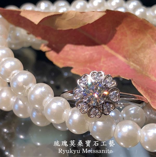 愛心花瓣小花朵 美國莫桑石,莫桑鑽,女戒,鑽戒,鑽石,求婚,時尚,百搭,情人節,聖誕節,訂婚,情侶戒,禮物,紀念,週年,耳釘,耳掛,耳線,手鍊,母親節,父親節,尾戒,天然珍珠,黃鑽,藍鑽
