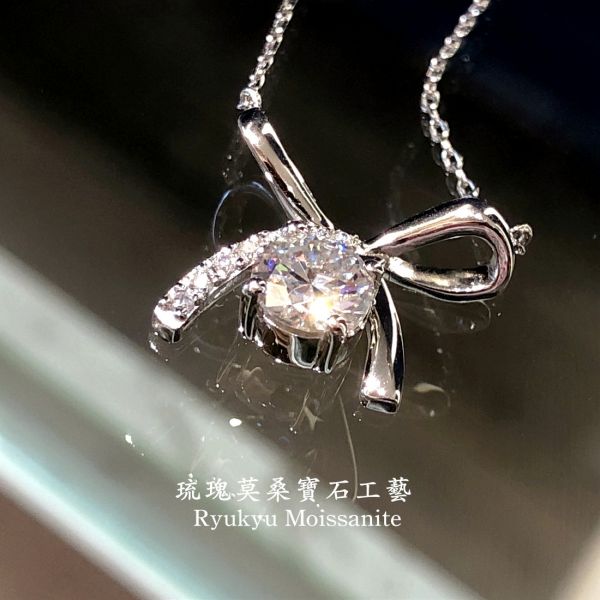 蝴蝶結項鍊 美國莫桑石,莫桑鑽,女戒,鑽戒,鑽石,求婚,時尚,百搭,情人節,聖誕節,訂婚,情侶戒,禮物,紀念,週年,耳釘,耳掛,耳線,手鍊,母親節,父親節,尾戒,天然珍珠,黃鑽,藍鑽,客製珠寶,結婚戒指