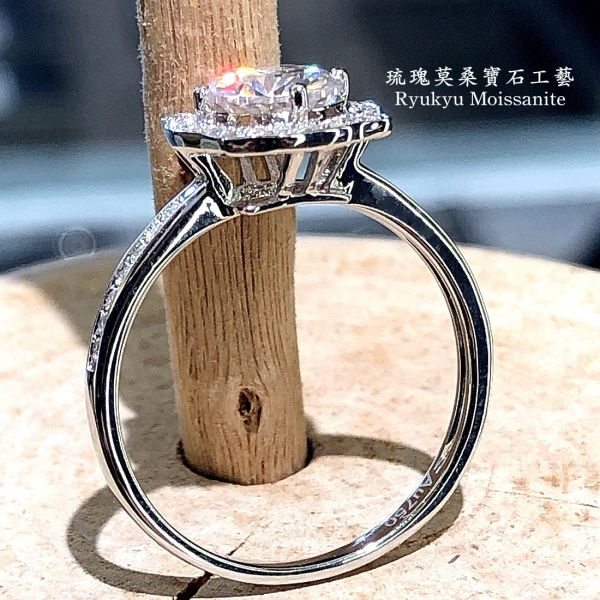 荷葉圓包女戒 美國莫桑石,莫桑鑽,女戒,鑽戒,鑽石,求婚,時尚,百搭,情人節,聖誕節,訂婚,情侶戒,禮物,紀念,週年,耳釘,耳掛,耳線,手鍊,母親節,父親節,尾戒,天然珍珠,黃鑽,藍鑽