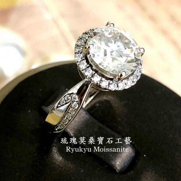 鳳尾單圈圓包3克拉 美國莫桑石,莫桑鑽,女戒,鑽戒,鑽石,求婚,時尚,百搭,情人節,聖誕節,訂婚,情侶戒,禮物,紀念,週年,耳釘,耳掛,耳線,手鍊,母親節,父親節,尾戒,天然珍珠,黃鑽,藍鑽

