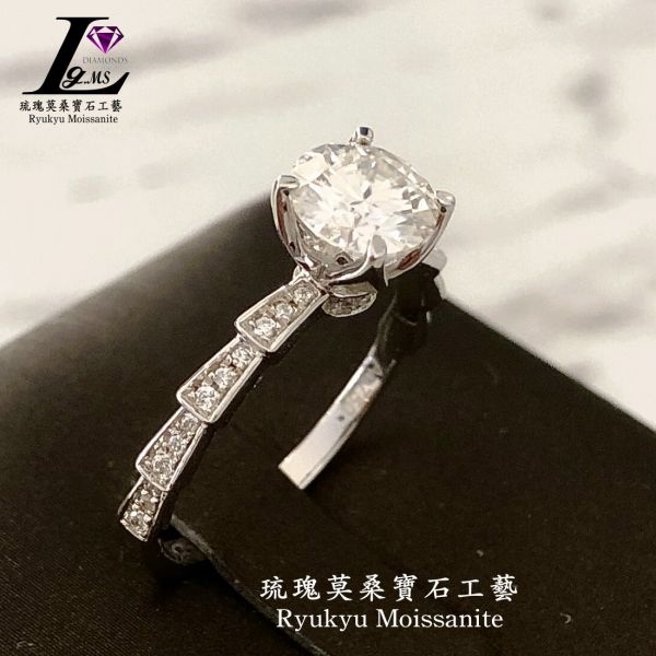 蛇骨戒 美國莫桑石,莫桑鑽,女戒,鑽戒,鑽石,求婚,時尚,百搭,情人節,聖誕節,訂婚,情侶戒,禮物,紀念,週年,耳釘,耳掛,耳線,手鍊,母親節,父親節,尾戒,天然珍珠,黃鑽,藍鑽

