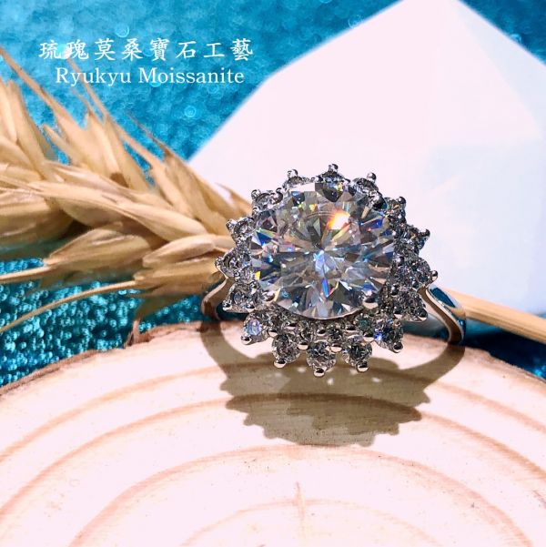太陽花3克拉 美國莫桑石,莫桑鑽,女戒,鑽戒,鑽石,求婚,時尚,百搭,情人節,聖誕節,訂婚,情侶戒,禮物,紀念,週年,耳釘,耳掛,耳線,手鍊,母親節,父親節,尾戒,天然珍珠,黃鑽,藍鑽
