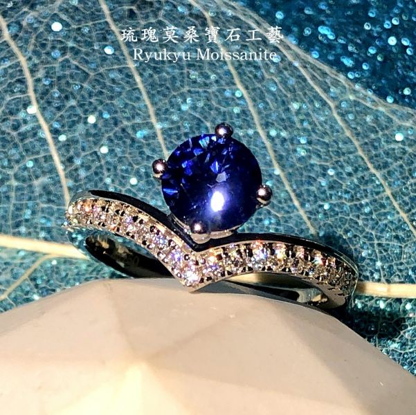 藍寶愛相隨 美國莫桑石,莫桑鑽,女戒,鑽戒,鑽石,求婚,時尚,百搭,情人節,聖誕節,訂婚,情侶戒,禮物,紀念,週年,耳釘,耳掛,耳線,手鍊,母親節,父親節,尾戒,天然珍珠,黃鑽,藍鑽,客製珠寶,結婚戒指