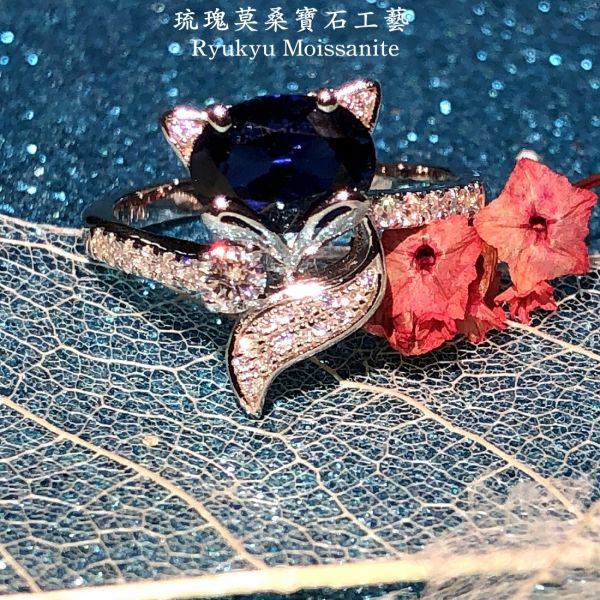 琉瑰紅藍狐寶(女戒） 美國莫桑石,莫桑鑽,女戒,鑽戒,鑽石,求婚,時尚,百搭,情人節,聖誕節,訂婚,情侶戒,禮物,紀念,週年,耳釘,耳掛,耳線,手鍊,母親節,父親節,尾戒,天然珍珠,黃鑽,藍鑽,客製珠寶,結婚戒指
