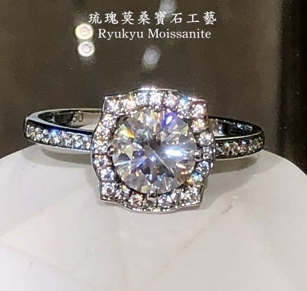 荷葉圓包女戒 美國莫桑石,莫桑鑽,女戒,鑽戒,鑽石,求婚,時尚,百搭,情人節,聖誕節,訂婚,情侶戒,禮物,紀念,週年,耳釘,耳掛,耳線,手鍊,母親節,父親節,尾戒,天然珍珠,黃鑽,藍鑽