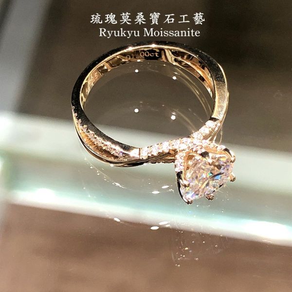 金黃色結婚對戒 美國莫桑石,莫桑鑽,女戒,鑽戒,鑽石,求婚,時尚,百搭,情人節,聖誕節,訂婚,情侶戒,禮物,紀念,週年,耳釘,耳掛,耳線,手鍊,母親節,父親節,尾戒,天然珍珠,黃鑽,藍鑽,客製珠寶,結婚戒指
