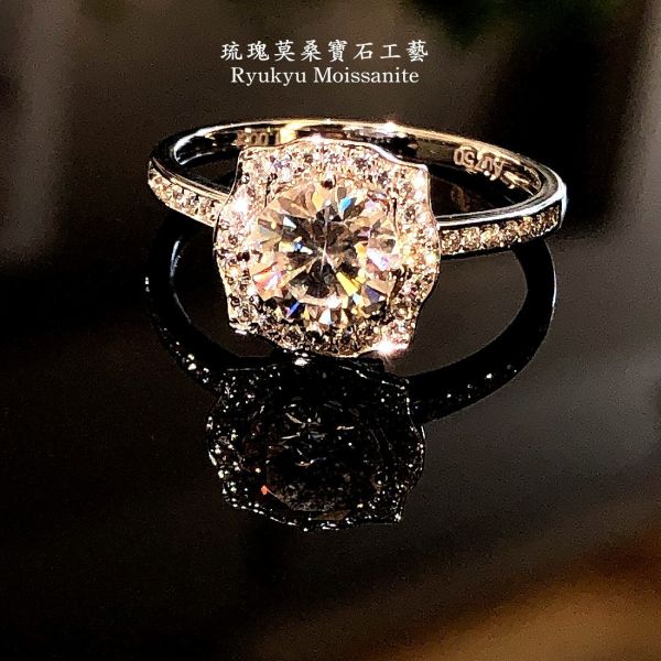 荷葉圓包女戒 美國莫桑石,莫桑鑽,女戒,鑽戒,鑽石,求婚,時尚,百搭,情人節,聖誕節,訂婚,情侶戒,禮物,紀念,週年,耳釘,耳掛,耳線,手鍊,母親節,父親節,尾戒,天然珍珠,黃鑽,藍鑽