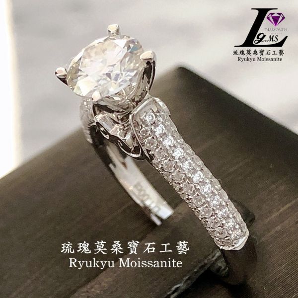 愛的緊箍咒 美國莫桑石,莫桑鑽,女戒,鑽戒,鑽石,求婚,時尚,百搭,情人節,聖誕節,訂婚,情侶戒,禮物,紀念,週年,耳釘,耳掛,耳線,手鍊,母親節,父親節,尾戒,天然珍珠,黃鑽,藍鑽