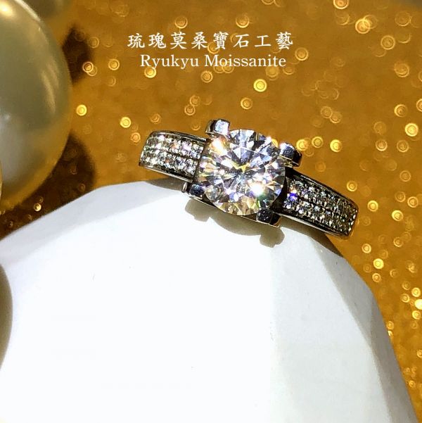 寬版牛角女戒 美國莫桑石,莫桑鑽,女戒,鑽戒,鑽石,求婚,時尚,百搭,情人節,聖誕節,訂婚,情侶戒,禮物,紀念,週年,耳釘,耳掛,耳線,手鍊,母親節,父親節,尾戒,天然珍珠,黃鑽,藍鑽
