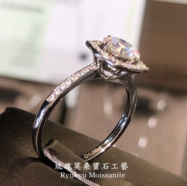 荷葉圓包女戒 美國莫桑石,莫桑鑽,女戒,鑽戒,鑽石,求婚,時尚,百搭,情人節,聖誕節,訂婚,情侶戒,禮物,紀念,週年,耳釘,耳掛,耳線,手鍊,母親節,父親節,尾戒,天然珍珠,黃鑽,藍鑽