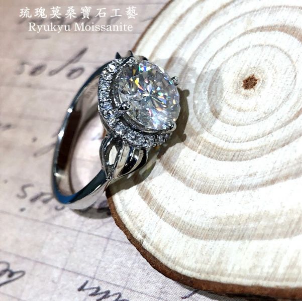 桃花臂圓包3克拉 美國莫桑石,莫桑鑽,女戒,鑽戒,鑽石,求婚,時尚,百搭,情人節,聖誕節,訂婚,情侶戒,禮物,紀念,週年,耳釘,耳掛,耳線,手鍊,母親節,父親節,尾戒,天然珍珠,黃鑽,藍鑽
