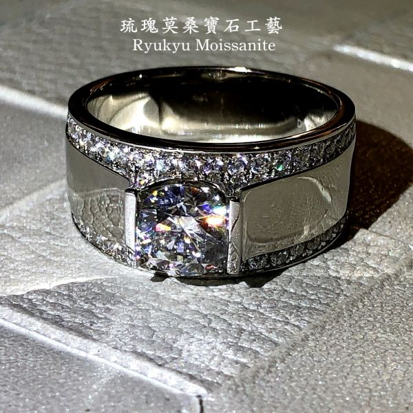 1.5克拉鏡面圓寬版男戒 美國莫桑石,莫桑鑽,女戒,鑽戒,鑽石,求婚,時尚,百搭,情人節,聖誕節,訂婚,情侶戒,禮物,紀念,週年,耳釘,耳掛,耳線,手鍊,母親節,父親節,尾戒,天然珍珠,黃鑽,藍鑽,客製珠寶,結婚戒指