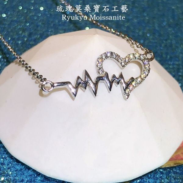 心動時刻 美國莫桑石,莫桑鑽,女戒,鑽戒,鑽石,求婚,時尚,百搭,情人節,聖誕節,訂婚,情侶戒,禮物,紀念,週年,耳釘,耳掛,耳線,手鍊,母親節,父親節,尾戒,天然珍珠,黃鑽,藍鑽