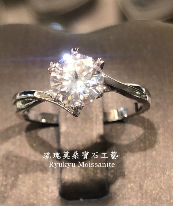 交叉扭臂六爪 美國莫桑石,莫桑鑽,女戒,鑽戒,鑽石,求婚,時尚,百搭,情人節,聖誕節,訂婚,情侶戒,禮物,紀念,週年,耳釘,耳掛,耳線,手鍊,母親節,父親節,尾戒,天然珍珠,黃鑽,藍鑽