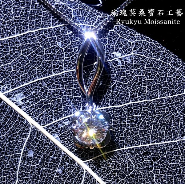 點睛品同款 美國莫桑石,莫桑鑽,女戒,鑽戒,鑽石,求婚,時尚,百搭,情人節,聖誕節,訂婚,情侶戒,禮物,紀念,週年,耳釘,耳掛,耳線,手鍊,母親節,父親節,尾戒,天然珍珠,黃鑽,藍鑽,客製珠寶,結婚戒指
