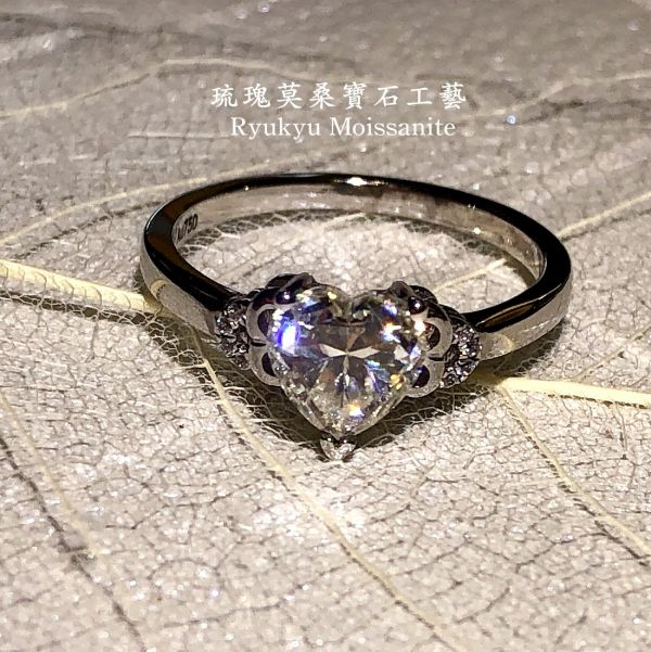 愛心輕微鑲 美國莫桑石,莫桑鑽,女戒,鑽戒,鑽石,求婚,時尚,百搭,情人節,聖誕節,訂婚,情侶戒,禮物,紀念,週年,耳釘,耳掛,耳線,手鍊,母親節,父親節,尾戒,天然珍珠,黃鑽,藍鑽
