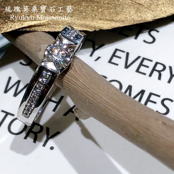 30分微鑲中性戒 美國莫桑石,莫桑鑽,女戒,鑽戒,鑽石,求婚,時尚,百搭,情人節,聖誕節,訂婚,情侶戒,禮物,紀念,週年,耳釘,耳掛,耳線,手鍊,母親節,父親節,尾戒,天然珍珠,黃鑽,藍鑽