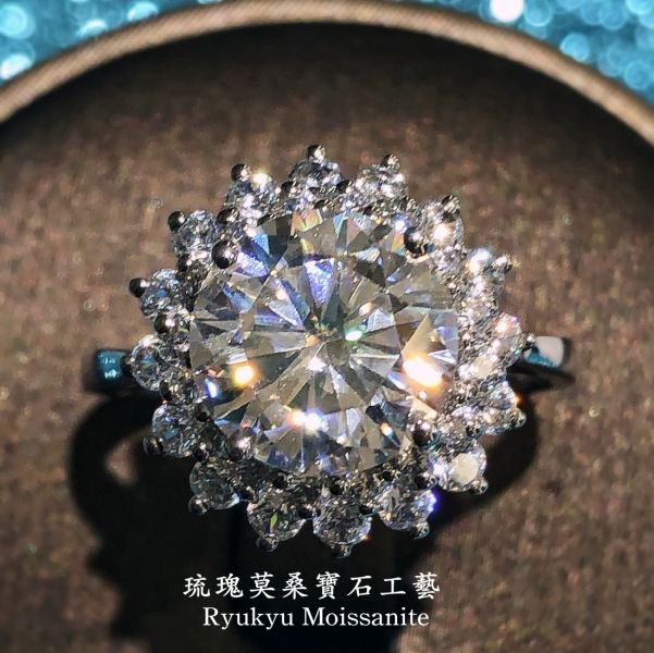 太陽花3克拉 美國莫桑石,莫桑鑽,女戒,鑽戒,鑽石,求婚,時尚,百搭,情人節,聖誕節,訂婚,情侶戒,禮物,紀念,週年,耳釘,耳掛,耳線,手鍊,母親節,父親節,尾戒,天然珍珠,黃鑽,藍鑽
