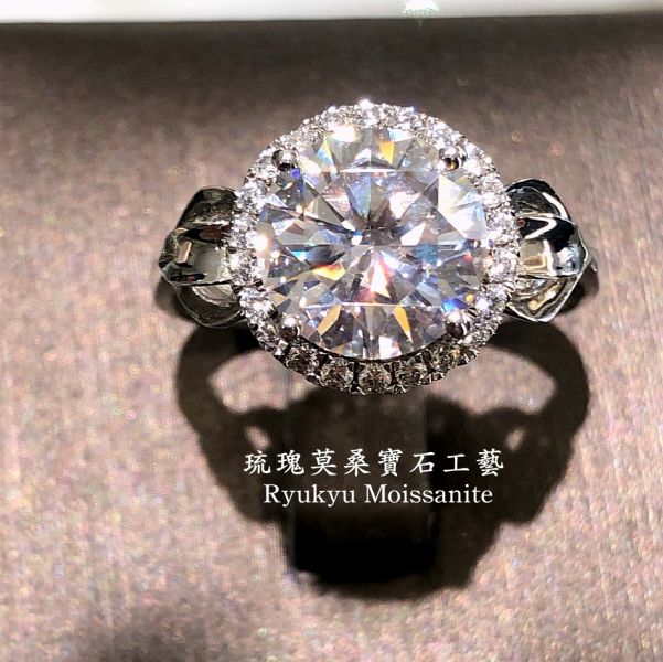 桃花臂圓包3克拉 美國莫桑石,莫桑鑽,女戒,鑽戒,鑽石,求婚,時尚,百搭,情人節,聖誕節,訂婚,情侶戒,禮物,紀念,週年,耳釘,耳掛,耳線,手鍊,母親節,父親節,尾戒,天然珍珠,黃鑽,藍鑽
