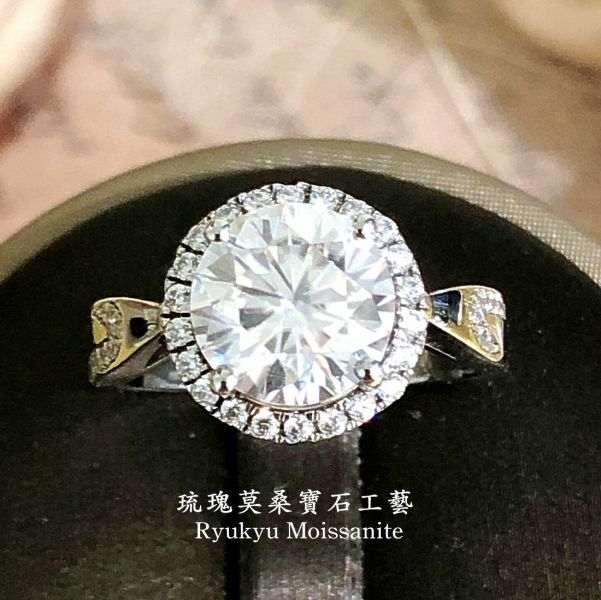 鳳尾單圈圓包3克拉 美國莫桑石,莫桑鑽,女戒,鑽戒,鑽石,求婚,時尚,百搭,情人節,聖誕節,訂婚,情侶戒,禮物,紀念,週年,耳釘,耳掛,耳線,手鍊,母親節,父親節,尾戒,天然珍珠,黃鑽,藍鑽
