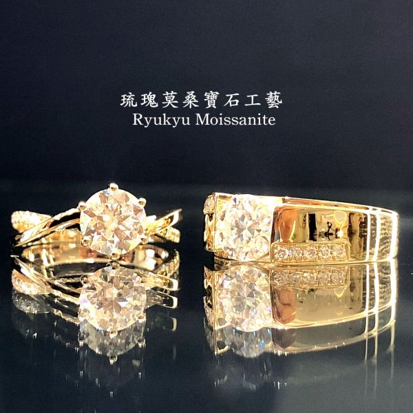 金黃色結婚對戒 美國莫桑石,莫桑鑽,女戒,鑽戒,鑽石,求婚,時尚,百搭,情人節,聖誕節,訂婚,情侶戒,禮物,紀念,週年,耳釘,耳掛,耳線,手鍊,母親節,父親節,尾戒,天然珍珠,黃鑽,藍鑽,客製珠寶,結婚戒指
