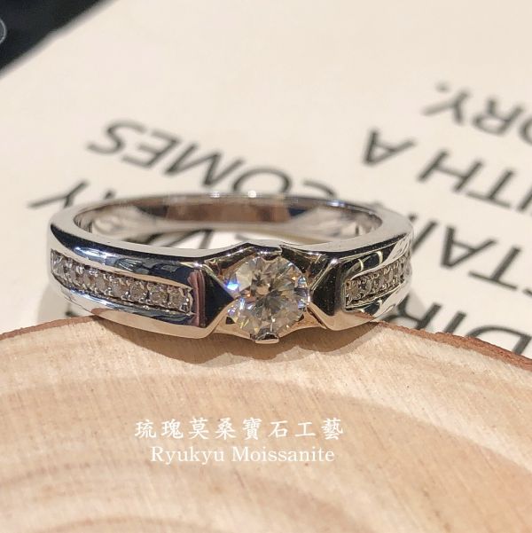 30分微鑲中性戒 美國莫桑石,莫桑鑽,女戒,鑽戒,鑽石,求婚,時尚,百搭,情人節,聖誕節,訂婚,情侶戒,禮物,紀念,週年,耳釘,耳掛,耳線,手鍊,母親節,父親節,尾戒,天然珍珠,黃鑽,藍鑽