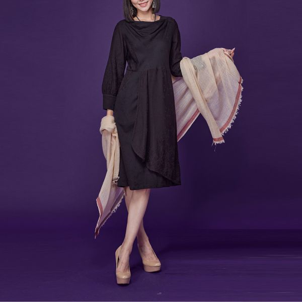 羅馬領刺繡顯瘦洋裝 