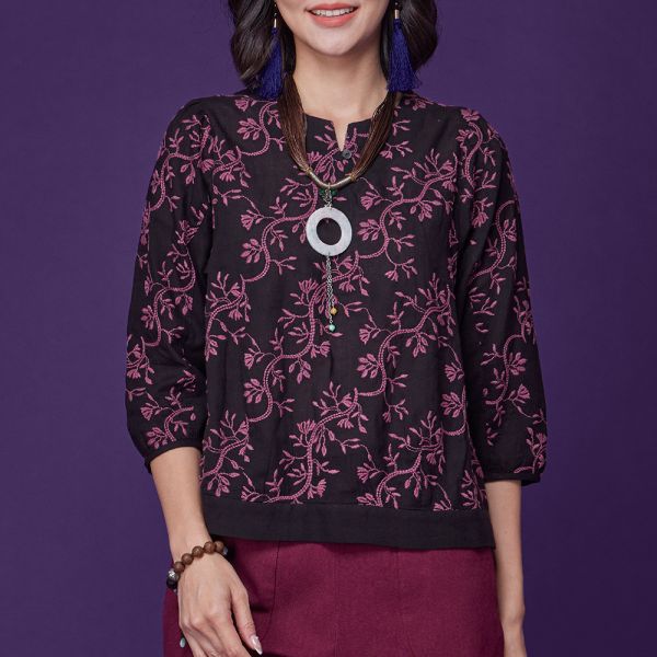 刺繡花苞顯瘦上衣 