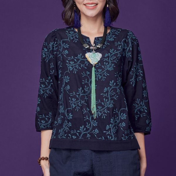 刺繡花苞顯瘦上衣 