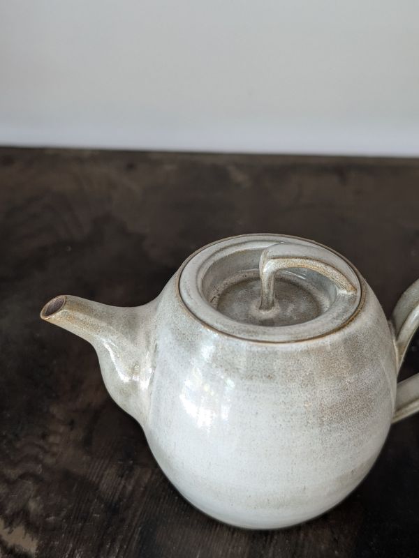 吳慧芳 ｜灰白絞胎 茶壺 《形式之外 Beyond Form》｜吳慧芳 個展
 
當器物不再服膺傳統形式,
創作的秩序,是否能從土裡自由生長？
來自苗栗、深耕陶藝十五年的創作者吳慧芳,長年研習絞胎技法與釉色配製,於火與土之間累積數百次窯燒經驗。此次個展,她選擇放下過往熟悉的節奏與邏輯,以全新釉色與形式語彙,展開一次更靠近內在感知的創作轉身。
