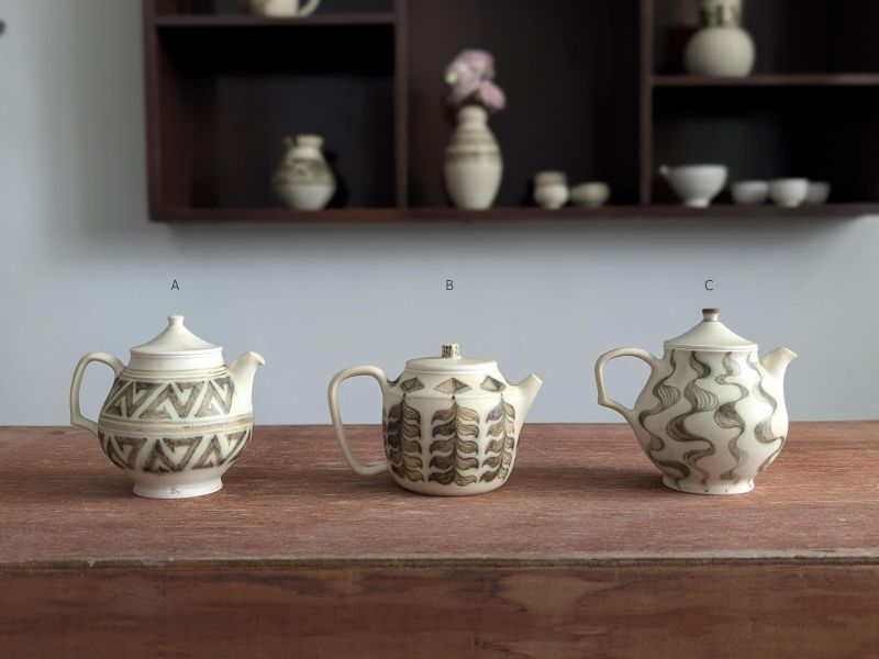 燻 陶 漫 行 ｜彩繪提把壺 陶藝 陶土 手工器皿 豬口杯 陶器 家飾 藝術 雕塑 茶壺 茶具 鶯歌 咖啡杯
花器 缽