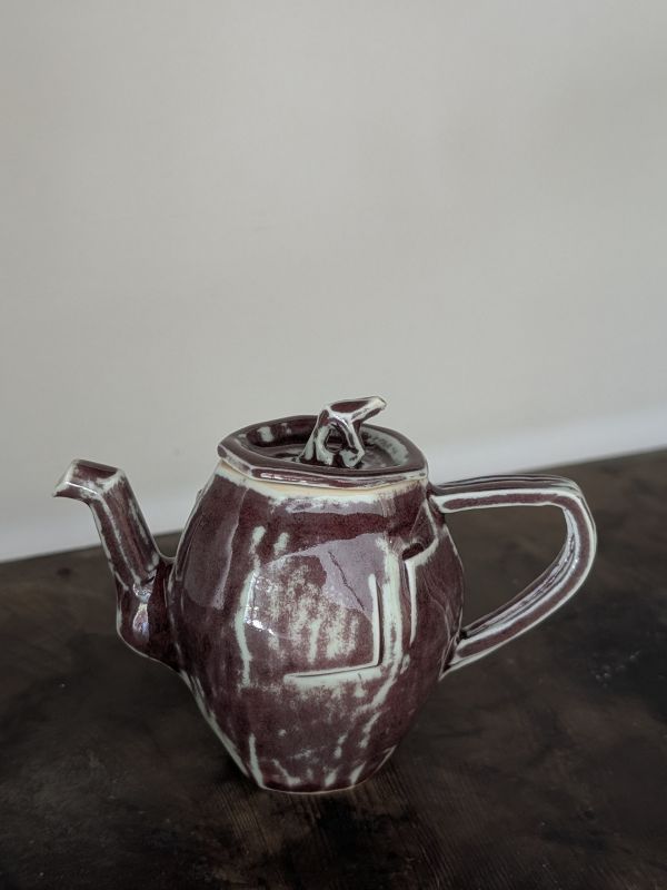 吳慧芳 ｜銅釉紅 茶壺 《形式之外 Beyond Form》｜吳慧芳 個展
 
當器物不再服膺傳統形式,
創作的秩序,是否能從土裡自由生長？
來自苗栗、深耕陶藝十五年的創作者吳慧芳,長年研習絞胎技法與釉色配製,於火與土之間累積數百次窯燒經驗。此次個展,她選擇放下過往熟悉的節奏與邏輯,以全新釉色與形式語彙,展開一次更靠近內在感知的創作轉身。