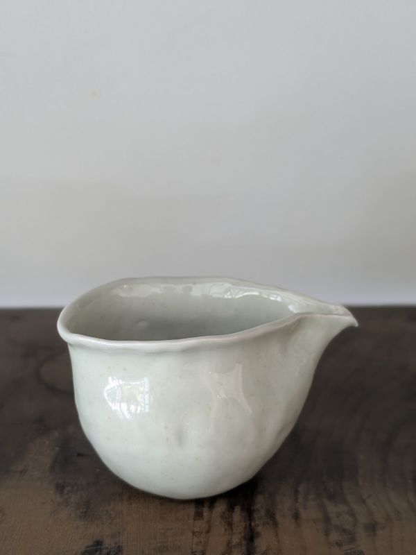 吳慧芳 ｜青葡萄 茶海 《形式之外 Beyond Form》｜吳慧芳 個展
 
當器物不再服膺傳統形式,
創作的秩序,是否能從土裡自由生長？
來自苗栗、深耕陶藝十五年的創作者吳慧芳,長年研習絞胎技法與釉色配製,於火與土之間累積數百次窯燒經驗。此次個展,她選擇放下過往熟悉的節奏與邏輯,以全新釉色與形式語彙,展開一次更靠近內在感知的創作轉身。