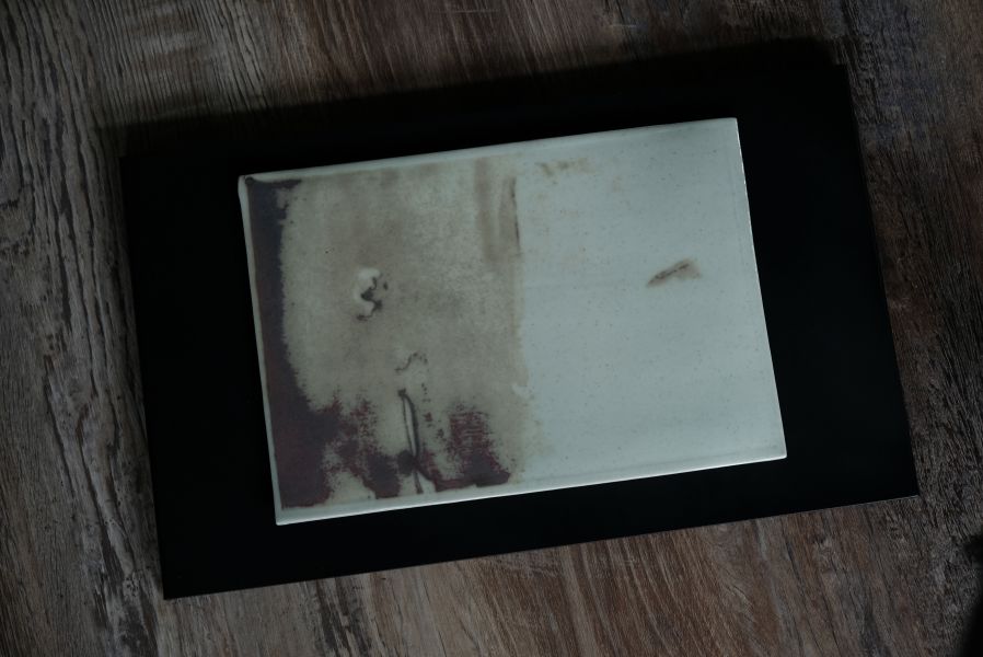 形式之外 Beyond Form 吳慧芳 個展 《形式之外 Beyond Form》｜吳慧芳 個展
 
當器物不再服膺傳統形式,
創作的秩序,是否能從土裡自由生長？
來自苗栗、深耕陶藝十五年的創作者吳慧芳,長年研習絞胎技法與釉色配製,於火與土之間累積數百次窯燒經驗。此次個展,她選擇放下過往熟悉的節奏與邏輯,以全新釉色與形式語彙,展開一次更靠近內在感知的創作轉身。