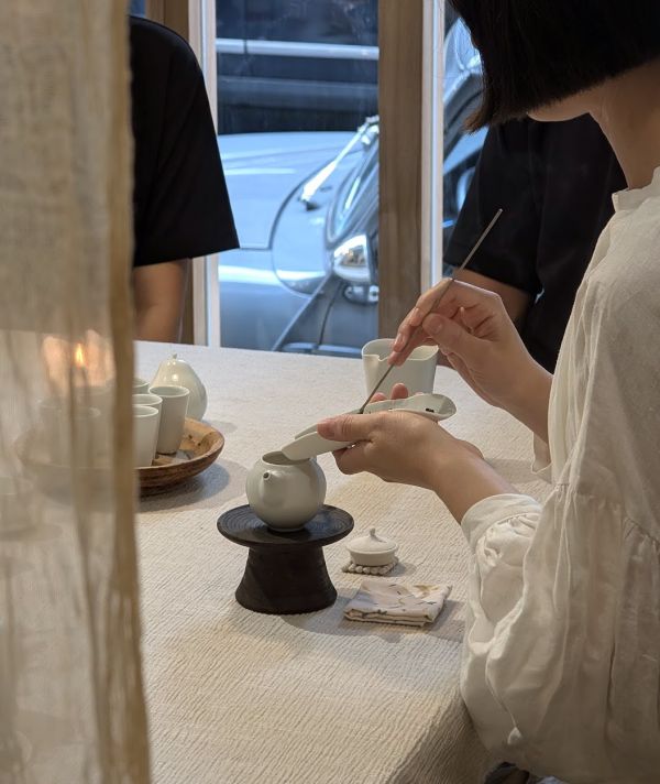 Lissom Note | 張慢個展 4/19~5/18 作品多藉由輕柔小心的動作產生指向,在日常感知中搜尋相關記憶,以拆解與重組細微視角,梳理自然及現成物的輪廓與痕跡,讓他們變得輕盈自在、中性,保有更多空間自我詮釋。陶瓷僅是創作的媒材之一,無需限制於實用與非實用、工藝與藝術之間,作品的形成,即是我記錄生活的習慣與方式,人的記憶有限,瞬間記憶更是容易消散,我想將如同視覺暫留的種種,保留在生活當中。