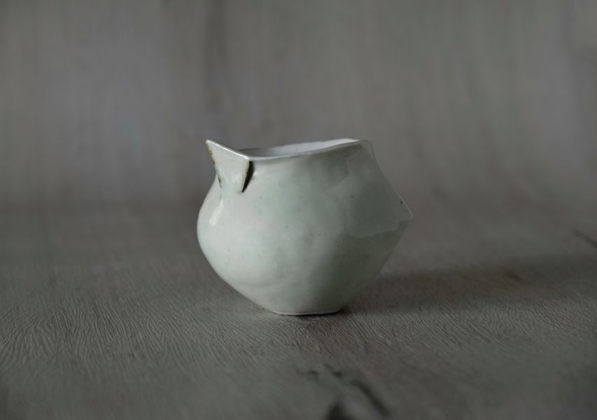 吳慧芳 ｜幾何折角 茶碗/水方 《形式之外 Beyond Form》｜吳慧芳 個展
 
當器物不再服膺傳統形式,
創作的秩序,是否能從土裡自由生長？
來自苗栗、深耕陶藝十五年的創作者吳慧芳,長年研習絞胎技法與釉色配製,於火與土之間累積數百次窯燒經驗。此次個展,她選擇放下過往熟悉的節奏與邏輯,以全新釉色與形式語彙,展開一次更靠近內在感知的創作轉身。