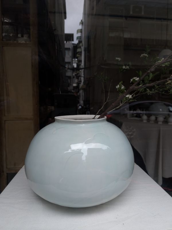 張慢 青瓷大花器 作品多藉由輕柔小心的動作產生指向,在日常感知中搜尋相關記憶,以拆解與重組細微視角,梳理自然及現成物的輪廓與痕跡,讓他們變得輕盈自在、中性,保有更多空間自我詮釋。陶瓷僅是創作的媒材之一,無需限制於實用與非實用、工藝與藝術之間,作品的形成,即是我記錄生活的習慣與方式,人的記憶有限,瞬間記憶更是容易消散,我想將如同視覺暫留的種種,保留在生活當中。