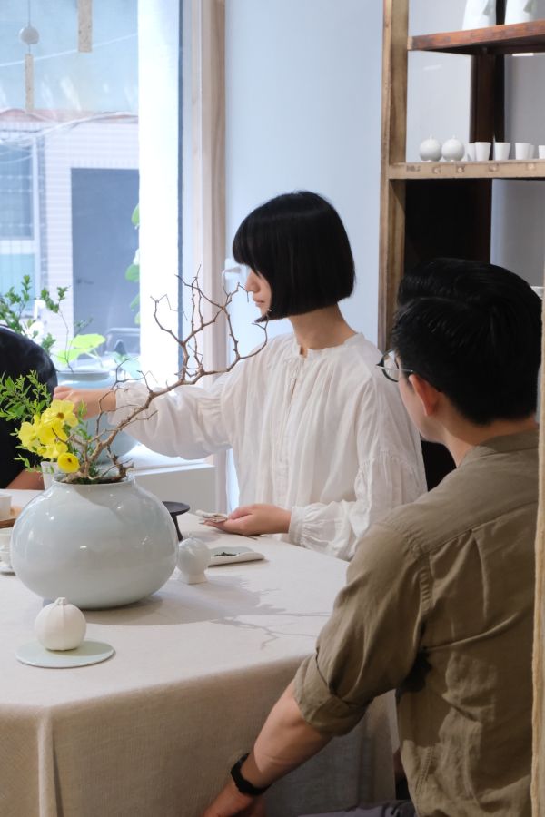 Lissom Note | 張慢個展 4/19~5/18 作品多藉由輕柔小心的動作產生指向,在日常感知中搜尋相關記憶,以拆解與重組細微視角,梳理自然及現成物的輪廓與痕跡,讓他們變得輕盈自在、中性,保有更多空間自我詮釋。陶瓷僅是創作的媒材之一,無需限制於實用與非實用、工藝與藝術之間,作品的形成,即是我記錄生活的習慣與方式,人的記憶有限,瞬間記憶更是容易消散,我想將如同視覺暫留的種種,保留在生活當中。