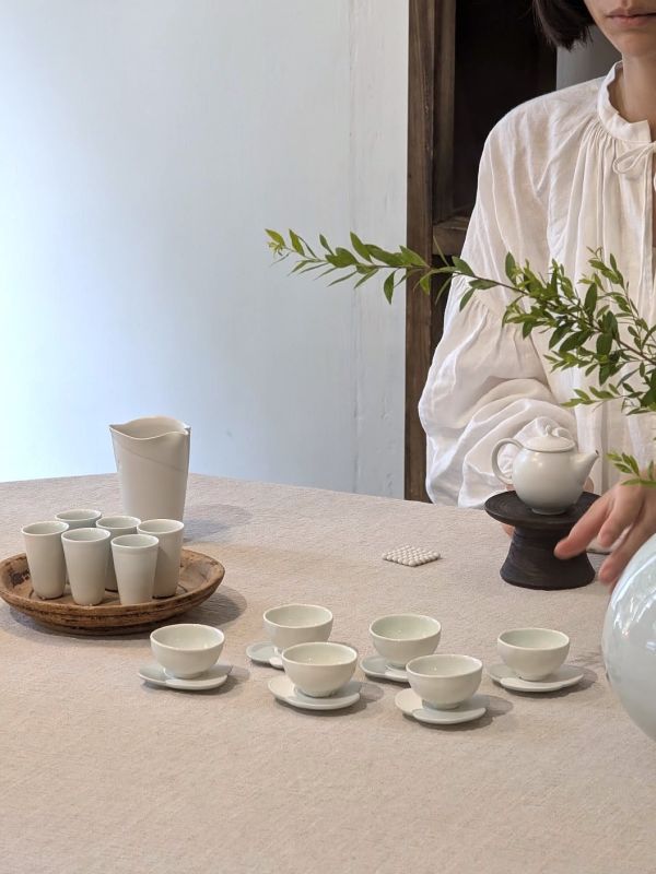 Lissom Note | 張慢個展 4/19~5/18 作品多藉由輕柔小心的動作產生指向,在日常感知中搜尋相關記憶,以拆解與重組細微視角,梳理自然及現成物的輪廓與痕跡,讓他們變得輕盈自在、中性,保有更多空間自我詮釋。陶瓷僅是創作的媒材之一,無需限制於實用與非實用、工藝與藝術之間,作品的形成,即是我記錄生活的習慣與方式,人的記憶有限,瞬間記憶更是容易消散,我想將如同視覺暫留的種種,保留在生活當中。