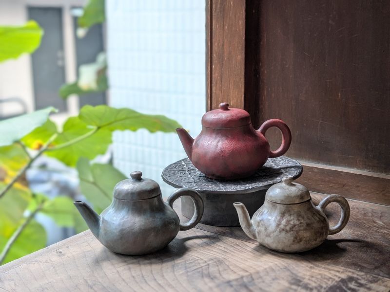 陳伯函 手捏茶壺 