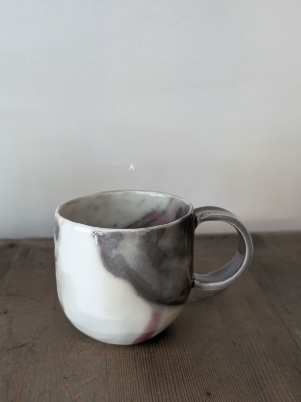 吳慧芳 ｜水墨意象把杯 《形式之外 Beyond Form》｜吳慧芳 個展
 
當器物不再服膺傳統形式,
創作的秩序,是否能從土裡自由生長？
來自苗栗、深耕陶藝十五年的創作者吳慧芳,長年研習絞胎技法與釉色配製,於火與土之間累積數百次窯燒經驗。此次個展,她選擇放下過往熟悉的節奏與邏輯,以全新釉色與形式語彙,展開一次更靠近內在感知的創作轉身。