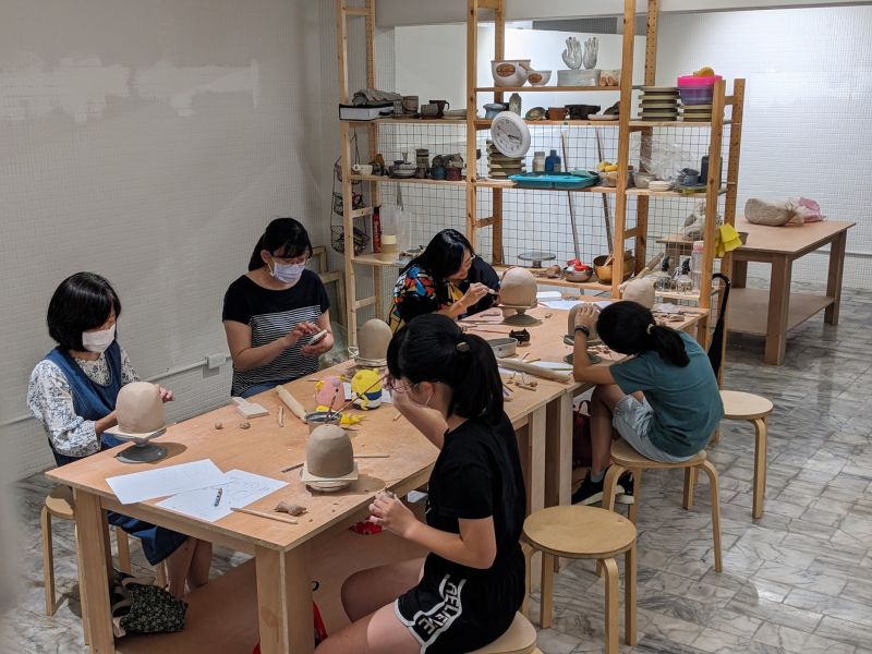 立體專門｜基礎泥條雕塑 課堂由製陶15年以上經驗的韋竹老師帶領,並使用顯色力佳的白陶與進口釉下彩製作。擅長動物雕塑的陳老師也會教授製作動物時該注意的表情與毛流等製作細節,喜歡公仔雕塑的你不容錯過！