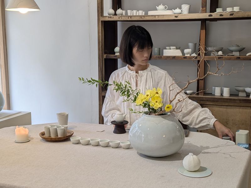 張慢 青瓷中花器 作品多藉由輕柔小心的動作產生指向,在日常感知中搜尋相關記憶,以拆解與重組細微視角,梳理自然及現成物的輪廓與痕跡,讓他們變得輕盈自在、中性,保有更多空間自我詮釋。陶瓷僅是創作的媒材之一,無需限制於實用與非實用、工藝與藝術之間,作品的形成,即是我記錄生活的習慣與方式,人的記憶有限,瞬間記憶更是容易消散,我想將如同視覺暫留的種種,保留在生活當中。