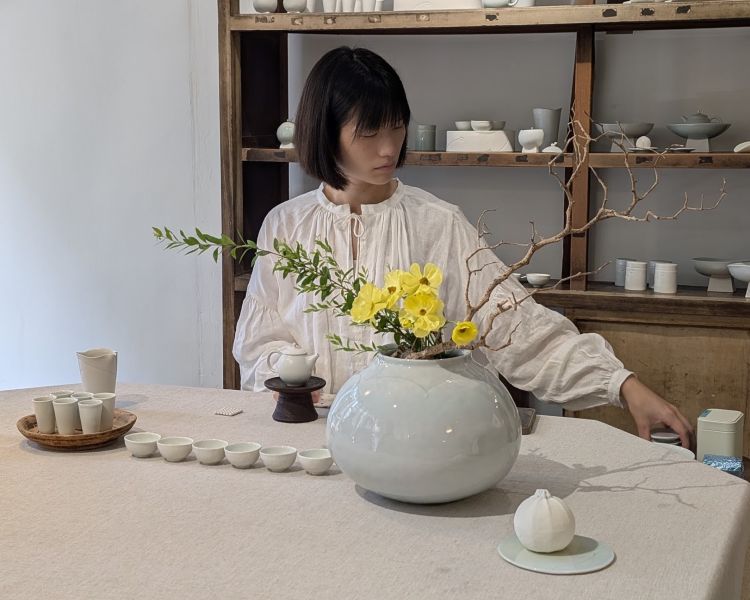 Lissom Note | 張慢個展 4/19~5/18 作品多藉由輕柔小心的動作產生指向,在日常感知中搜尋相關記憶,以拆解與重組細微視角,梳理自然及現成物的輪廓與痕跡,讓他們變得輕盈自在、中性,保有更多空間自我詮釋。陶瓷僅是創作的媒材之一,無需限制於實用與非實用、工藝與藝術之間,作品的形成,即是我記錄生活的習慣與方式,人的記憶有限,瞬間記憶更是容易消散,我想將如同視覺暫留的種種,保留在生活當中。