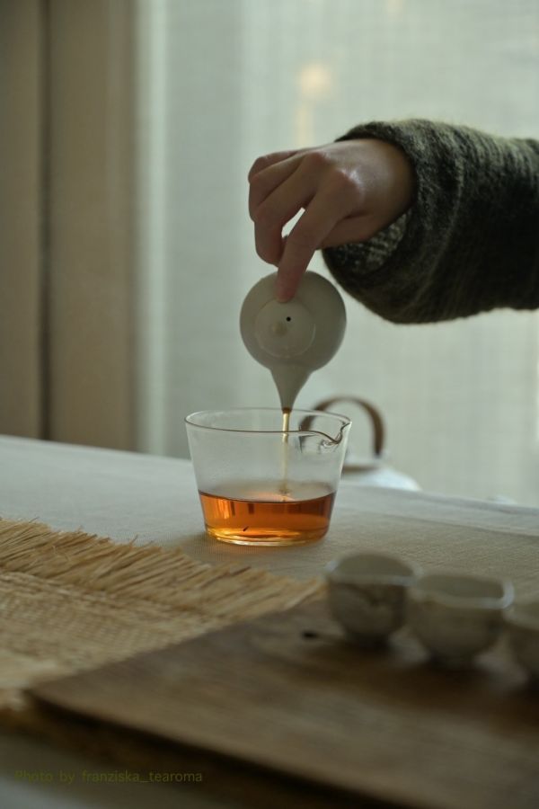 Lissom Note | 張慢個展 4/19~5/18 作品多藉由輕柔小心的動作產生指向,在日常感知中搜尋相關記憶,以拆解與重組細微視角,梳理自然及現成物的輪廓與痕跡,讓他們變得輕盈自在、中性,保有更多空間自我詮釋。陶瓷僅是創作的媒材之一,無需限制於實用與非實用、工藝與藝術之間,作品的形成,即是我記錄生活的習慣與方式,人的記憶有限,瞬間記憶更是容易消散,我想將如同視覺暫留的種種,保留在生活當中。